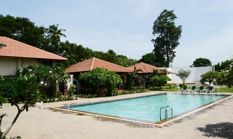 Hotel Riverside Resort And Spa Kumbakonam Bagian luar foto